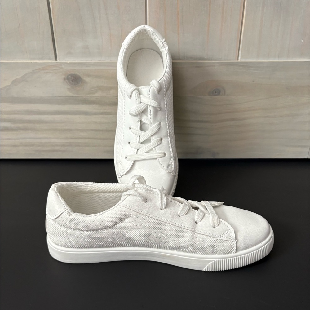 Like NEW Classic White Low-Top Sneakers - Picture 4 of 8